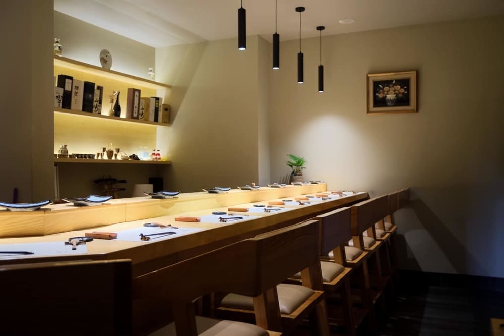 Uminohana mang đến kh&ocirc;ng gian d&ugrave;ng bữa ấm c&uacute;ng, gần gũi, dễ d&agrave;ng quan s&aacute;t to&agrave;n bộ quy tr&igrave;nh chế biến (Nguồn: 鮨海の華 Sushi Uminohana Restaurant)